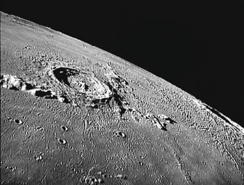 Kraateri kuussa. Kuva ©: NASA