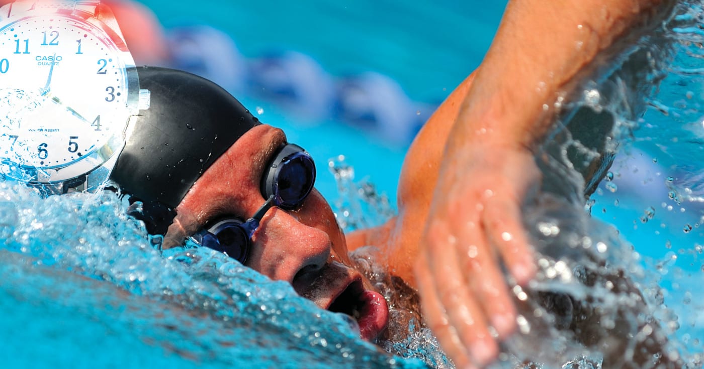 Etualalla vasemmalla ylhäällä rannekello, teksti 'Radioaktiivisen iänmäärityksen tuhoisa virhe'. Taka-alalla lähikuvassa uimari. Uimari ©: iStockphoto/swimnews; Kello ©: Andres Rueda