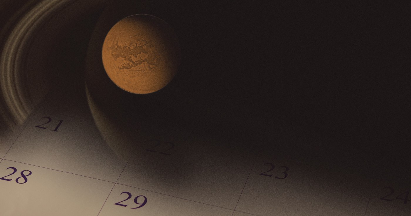 Etualalla otsikko 'Titanin pelastaminen (miljardeilta vuosilta)', sekä kuva Titan-kuusta. Kuun takana häivitettynä osa Saturnuksesta ja sen renkaista. Alla osa viikkokalenteria. Kuva ©: Titan ja Saturnus: NASA/JPL/Space Science Institute, Kalenteri: iStockphoto.com/kyoshino.