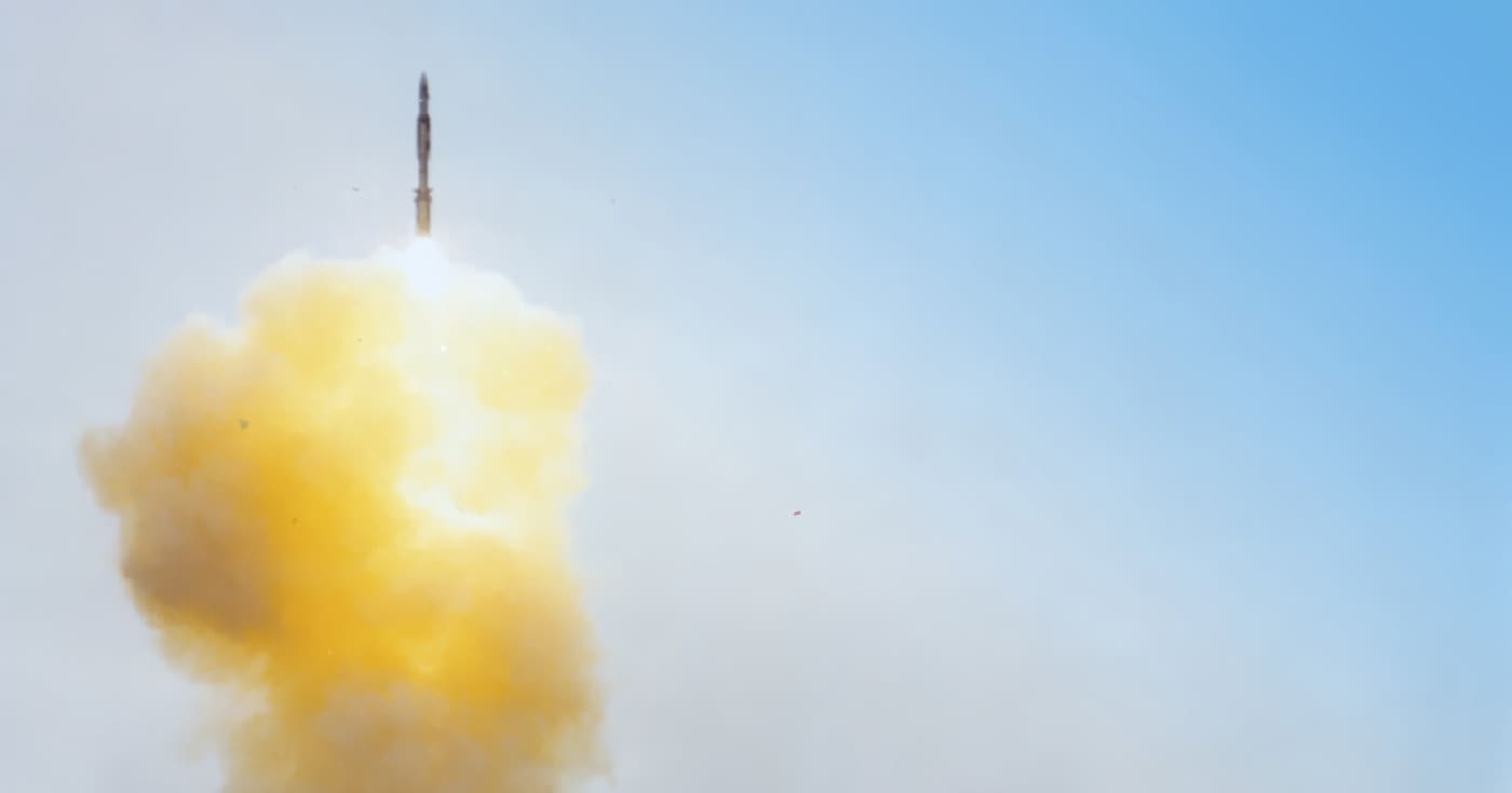 Kuvassa pitkän matkan (ER) maasta-ilmaan (SAM) ohjus Standard Missile 2 Block IVA AEGIS-ER SAM kohoamassa ylöspäin savupilvi perässään. Kuva ©: Raytheon Company.