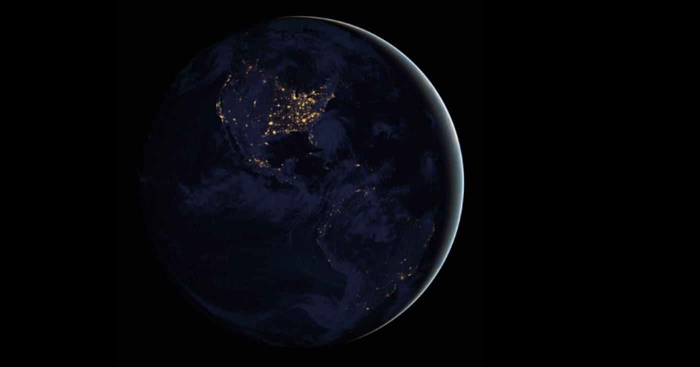 Maaplaneetta, näkyvissä Pohjois- ja Etelä-Amerikka kun siellä on yö. Kuva ©: NASA's Earth Observatory/NOAA/DOD.