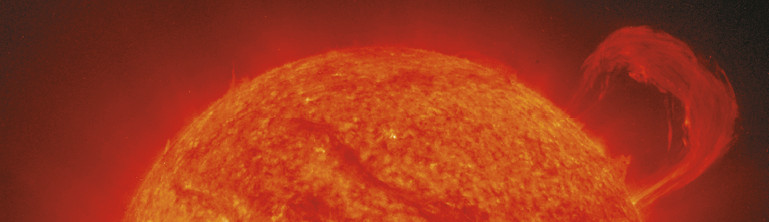Osa Auringosta, näkyvissä myös purkaus. Kuva ©: SOHO/Extreme Ultraviolet Imaging Telescope (EIT) konsortion luvalla. SOHO on kansainvälinen yhteistyöhanke ESA:n ja NASA:n välillä.