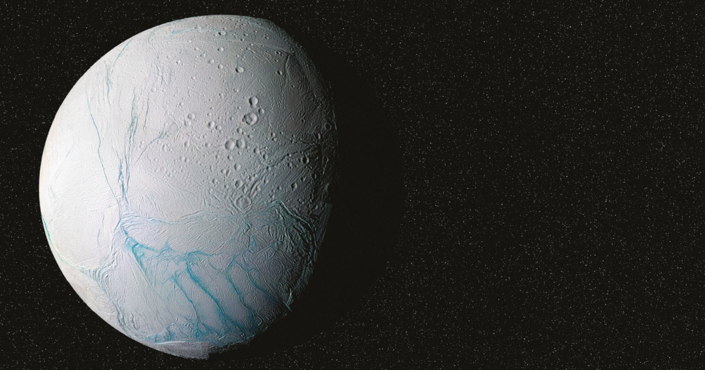 Saturnuksen kuu Enceladus pimeässä avaruudessa.