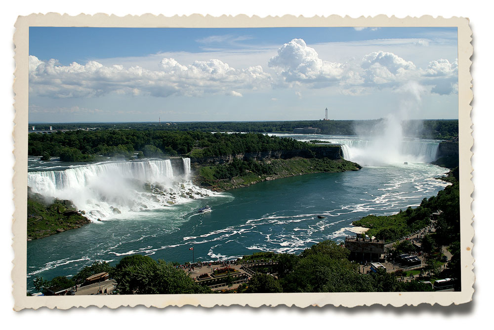 Osa noin 11 kilometriä pitkästä Niagaran rotkosta, jota vedet Amerikkalaisesta putouksesta (vasemmalla) ja Hevosenkenkäputouksesta (oikealla) ovat kuluttaneet viimeisten 3 800 vuoden aikana.